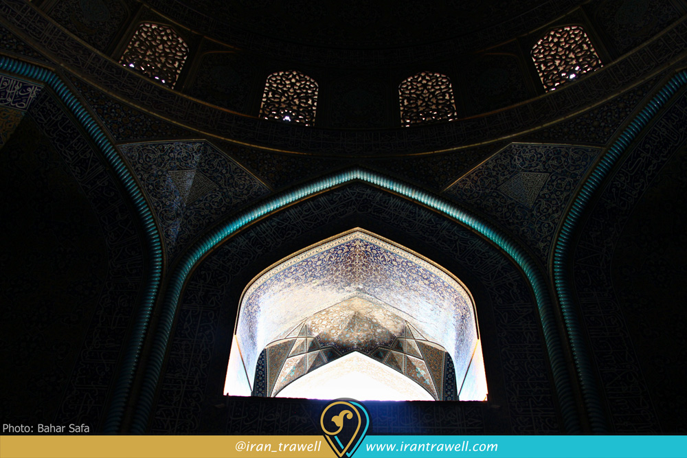 فضای درونی مسجد شیخ لطف الله