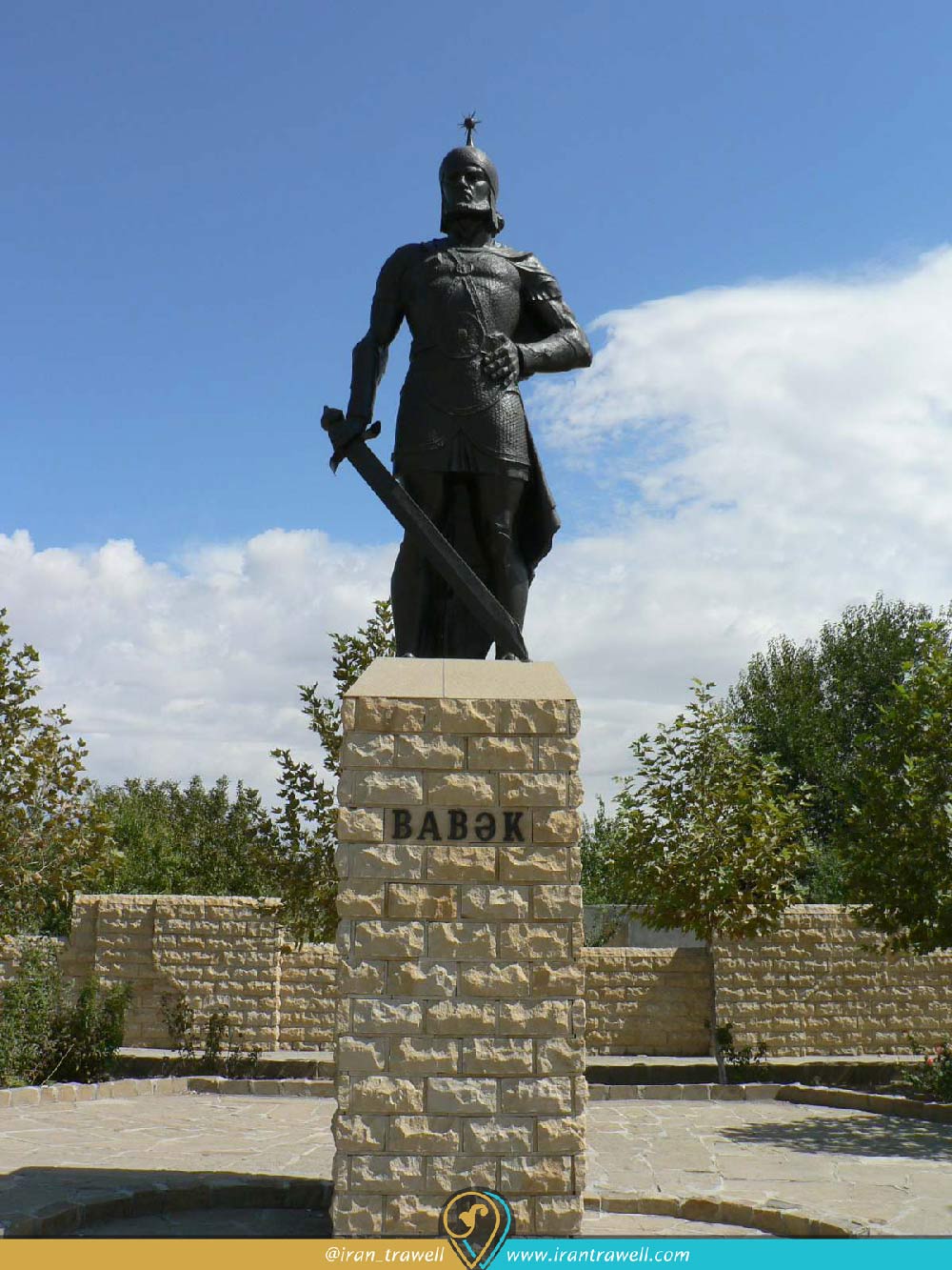 مجسمه بابک خرمدین در جمهوری آذربایجان