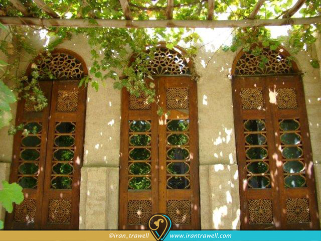 سه دری های رو به حیاط در خانه لاری های یزد