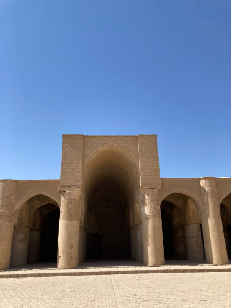 صحن مسجد تاریخانه سمنان